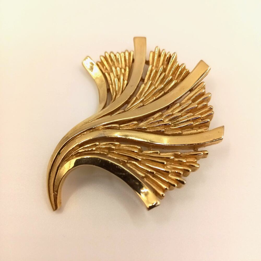 Vintage Crown TRIFARI Gold Brooch Pin '55 - '69 Crown Signed Sea Anemone Sea Fan